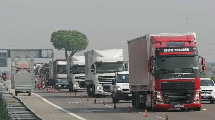 Code di camion in A4: centinaia le violazioni scoperte dalla Polstrada (foto d'archivio)