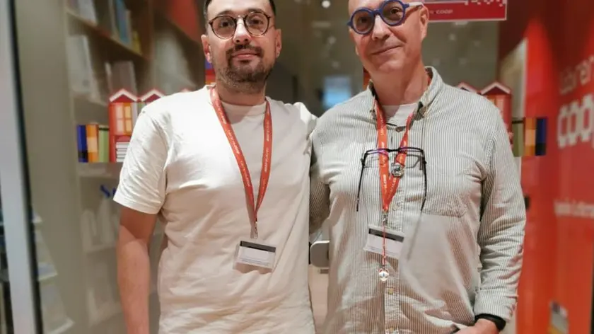 I librai Marco Quartararo e Nicola Fuochi davanti al nuovo spazio a Mestre