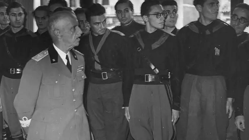 Il re Vittorio Emanuele terzo con gli iscritti alla Gioventù universitaria fascista di Venezia