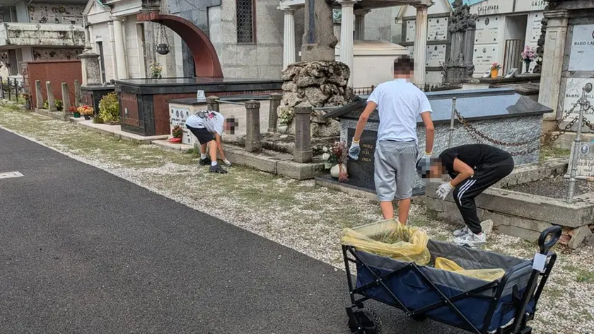 I tre ragazzi al lavoro nel cimitero di Dolo