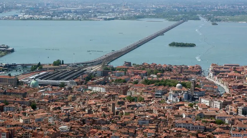 Interpress/Mazzega Venezia, 22.04.2015.- FOTO AEREE Nella foto Venezia e Ponte della Libertà