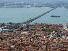 Interpress/Mazzega Venezia, 22.04.2015.- FOTO AEREE Nella foto Venezia e Ponte della Libertà