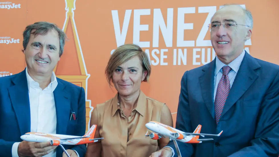 GIORNALISTA: Chiarin AGENZIA FOTO: Candussi LUOGO: aeroporto Venezia DESCRIZIONE: presentazione di nuovi voli Easyjet all'aeroporto di Venezia Marco Polo - nella foto da sinistra il sindaco Brugnaro, resp. Italia di EasyJet Frances Ousley, Marchi