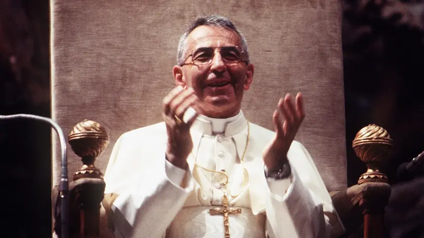 20080822 - ROMA - REL - 30 ANNI PAPA LUCIANI: IL PONTEFICE DEL SORRISO. Papa Giovanni Paolo I, Albino Luciani, in una immagine di archivio. Trent'anni fa il Papa del sorriso. Era il 26 agosto 1978, quando i 111 cardinali riuniti in conclave scelsero Albino Luciani, all'epoca patriarca di Venezia, quale successore di Papa Paolo VI, morto il 6 agosto dopo 15 anni di pontificato. Ma quella di Luciani fu una meteora. Il nuovo Papa, che aveva preso il nome Giovanni Paolo I, mori' improvvisamente dopo 33 giorni, colto da infarto la notte fra il 28 e il 29 settembre. Avrebbe compiuto 66 anni il 17 ottobre. Nel suo brevissimo papato, Luciani pronuncio' 9 discorsi, tenne 4 udienze e due omelie. Ma la sua semplicita' e il suo sorriso sono rimasti impressi nella memoria di tutti...ANSA/ARCHIVIO/DRN