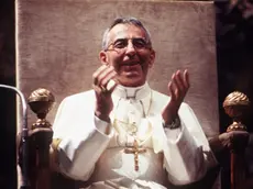 20080822 - ROMA - REL - 30 ANNI PAPA LUCIANI: IL PONTEFICE DEL SORRISO. Papa Giovanni Paolo I, Albino Luciani, in una immagine di archivio. Trent'anni fa il Papa del sorriso. Era il 26 agosto 1978, quando i 111 cardinali riuniti in conclave scelsero Albino Luciani, all'epoca patriarca di Venezia, quale successore di Papa Paolo VI, morto il 6 agosto dopo 15 anni di pontificato. Ma quella di Luciani fu una meteora. Il nuovo Papa, che aveva preso il nome Giovanni Paolo I, mori' improvvisamente dopo 33 giorni, colto da infarto la notte fra il 28 e il 29 settembre. Avrebbe compiuto 66 anni il 17 ottobre. Nel suo brevissimo papato, Luciani pronuncio' 9 discorsi, tenne 4 udienze e due omelie. Ma la sua semplicita' e il suo sorriso sono rimasti impressi nella memoria di tutti...ANSA/ARCHIVIO/DRN