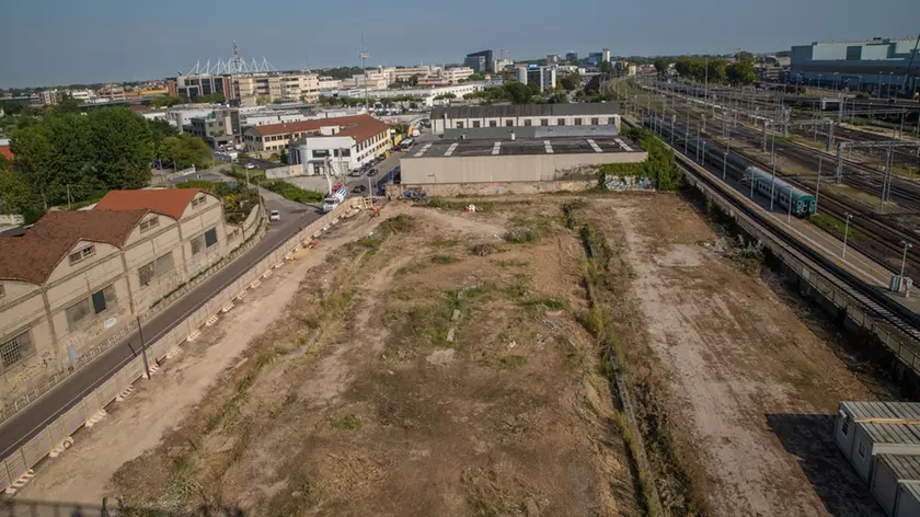 Mestre costruzione di un nuovo albergo in via Ca' Marcello - lato palazzo sindacati CISL CGIL