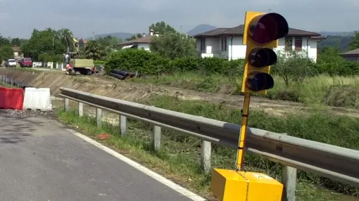 CANTIERE IN VIA VALLI A MONSELICE:IL SEMAFORO E' PRESENTE SOLO DAL LATO DI MONSELICE. PH. ZANGIROLAMI PROVINCIA