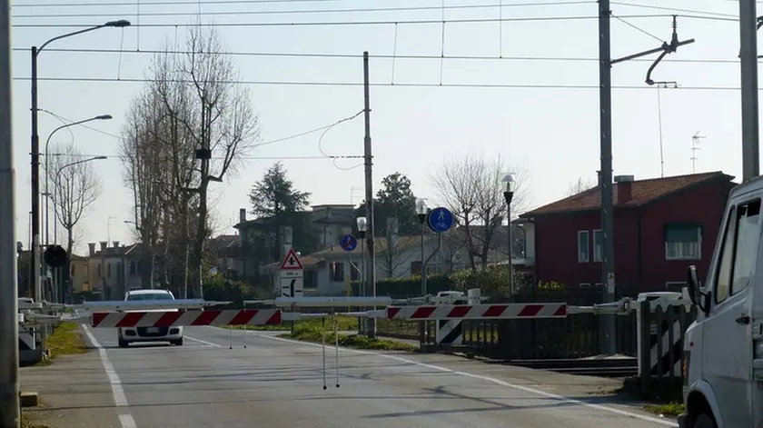 CEGGIA - DINO TOMMASELLA - DE POLO - IL PASSAGGIO A LIVELLO IN VIA VITTORIA RIPRISTINATO