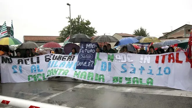CARRAI - PROTESTA ALLA SAFILO