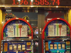 La slot machine con l'importo di una vincita record sul display in una foto d'archivio. ANDREA MEROLA / ANSA / PAL