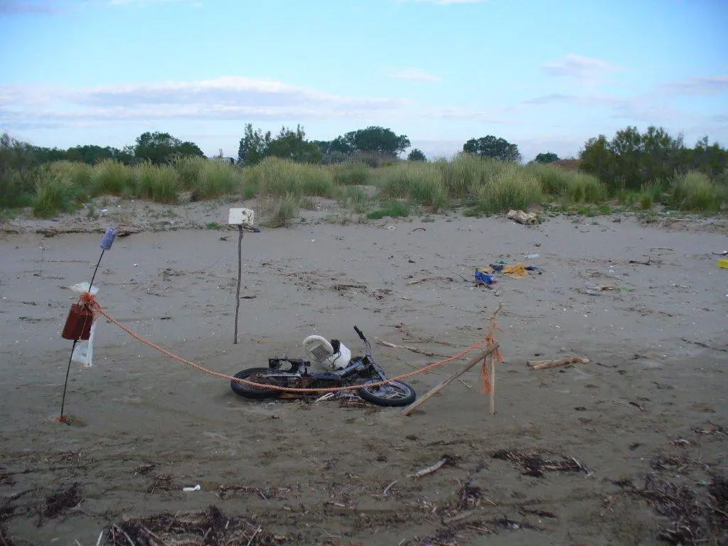 Rifiuti in spiaggia agli Alberoni