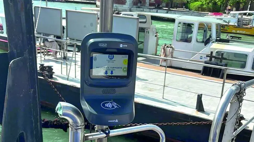 Una delle nuove validatrici installate da Actv negli ultimi mesi negli imbarcaderi