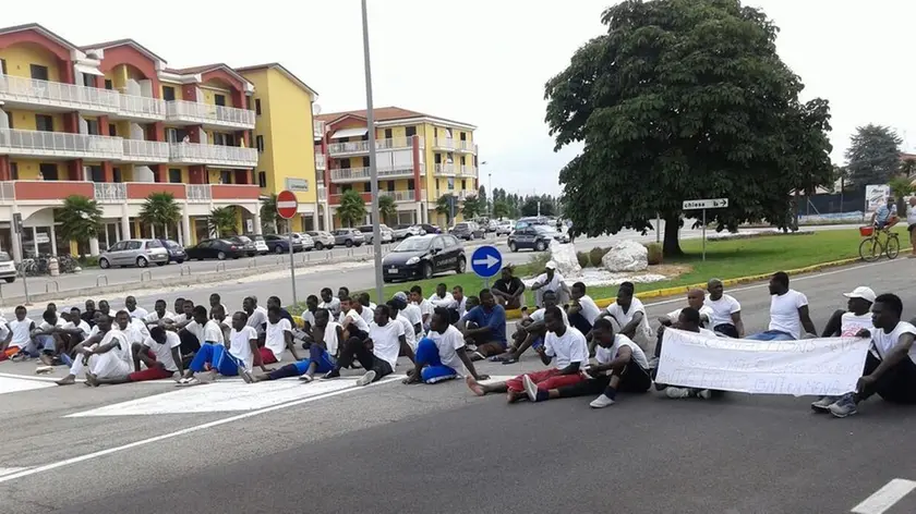 BON - DINO TOMMASELLA - ERACLEA - MANIFESTAZIONE DEI MIGRANTI IN VIA DANCALIA