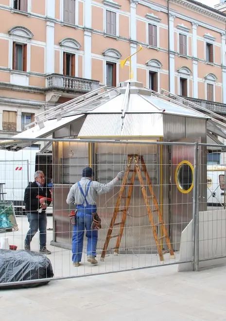 Nuova edicola ala fine di via Rosa di fronte alla galleria Toniolo