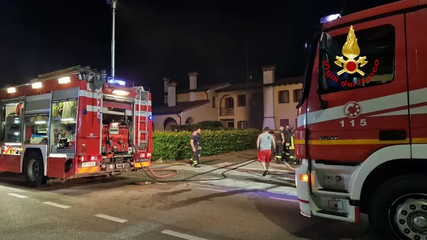 Fiamme in un garage, salva una donna intrappolata in casa ad Annone Veneto