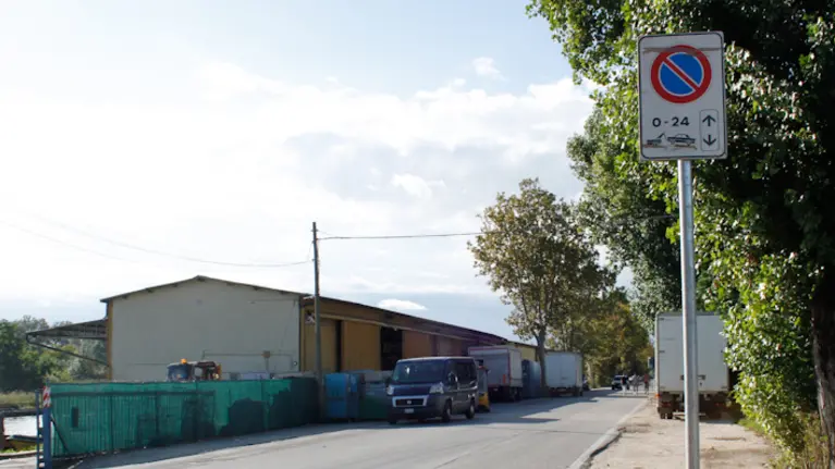 Nuovi segnali di divieto di sosta presso il parcheggio "Porta Gialla", Parco San Giuliano, Mestre