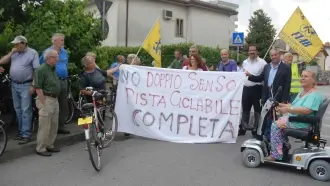 Due immagini della protesta di ieri pomeriggio in via Indri contro il doppio senso e per la pista ciclabile completa