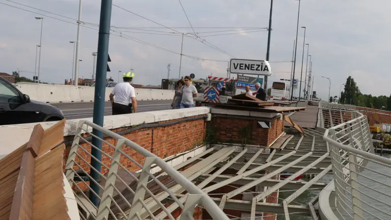 Foto Agenzia Candussi/ Chiarin/ Venezia, ponte della libertà/ Temporale causa gravi danni alla pista ciclabile