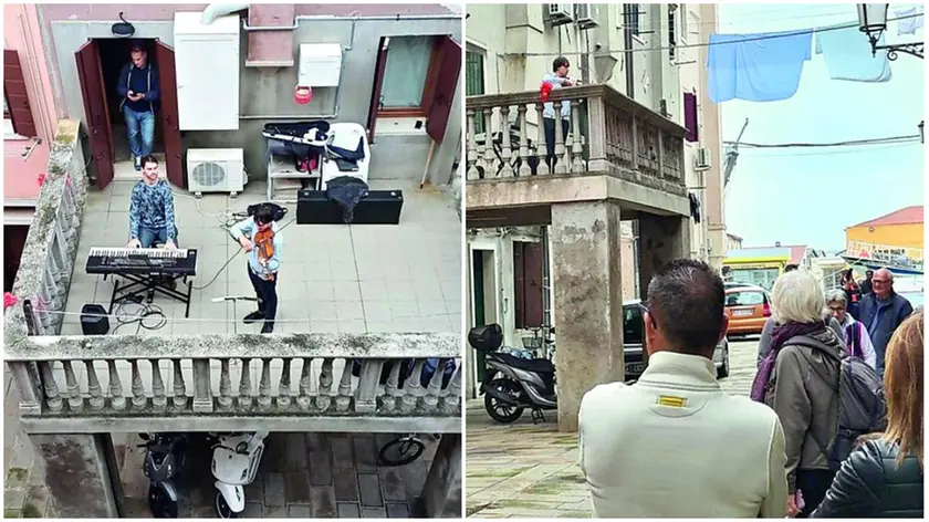 Riccardo Penzo mentre si esibisce sulla terrazza di un vicino di casa e, a lato, il pubblico che si è formato lungo calle Gambari a Chioggia