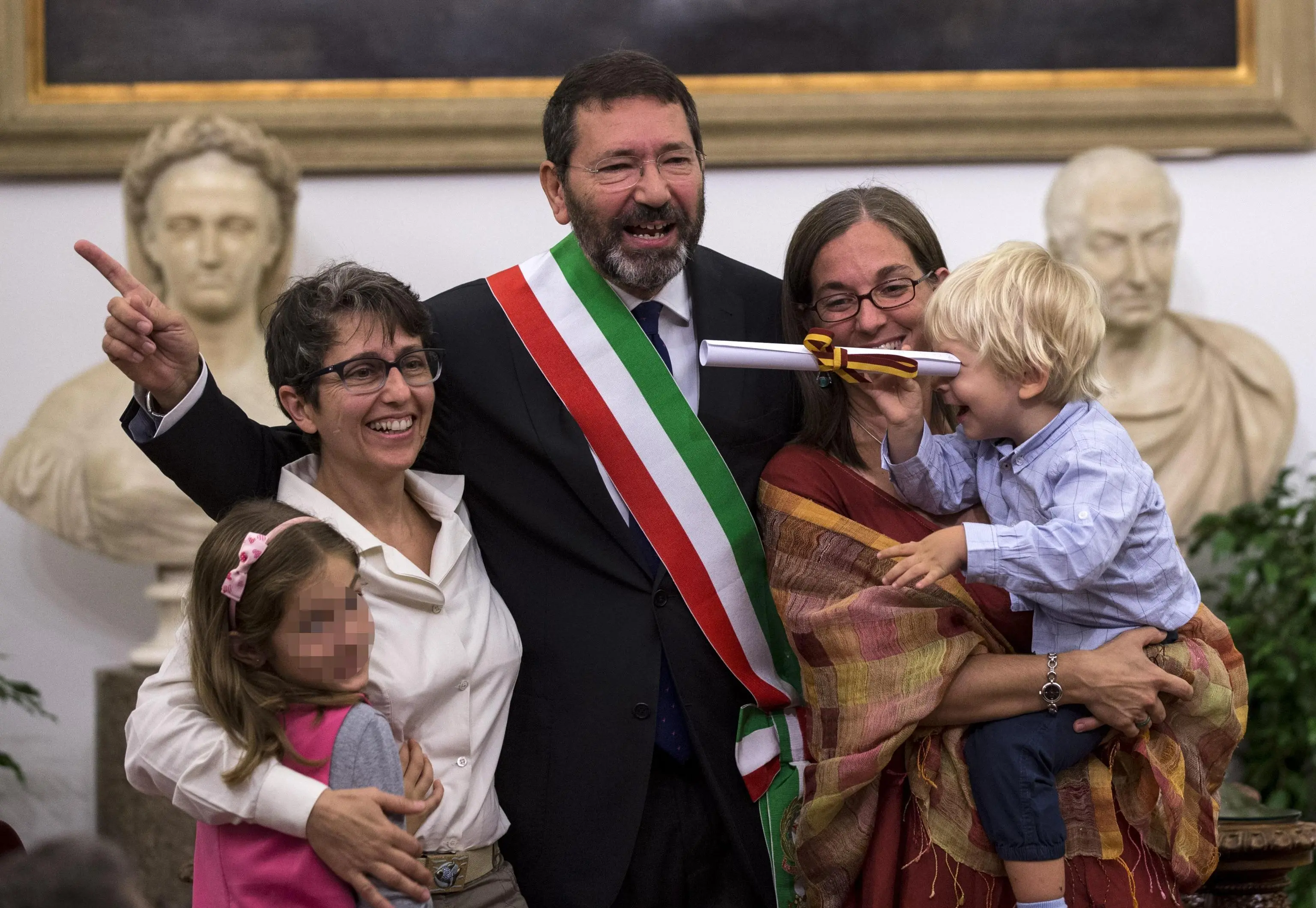 Il sindaco di Roma Marino celebra una unione gay