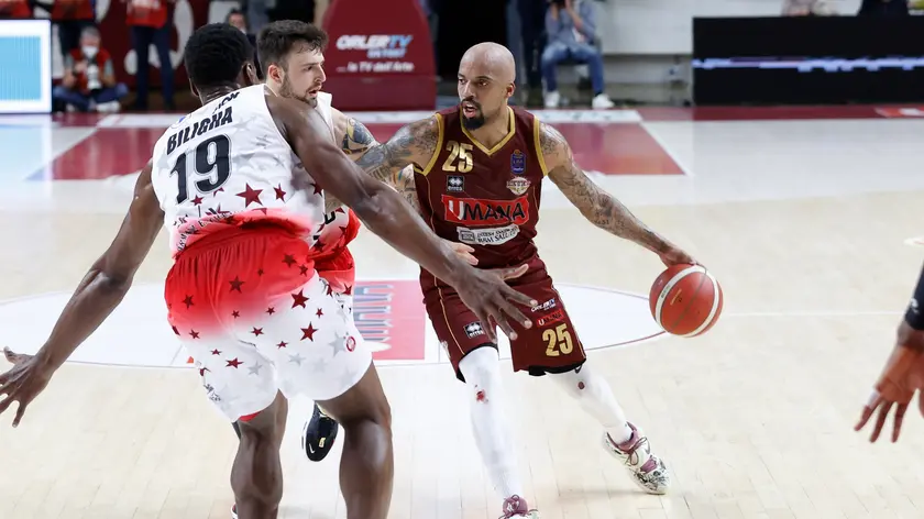 Un'azione della partita della Reyer contrlo l'Olimpia Milano. Foto Porcile