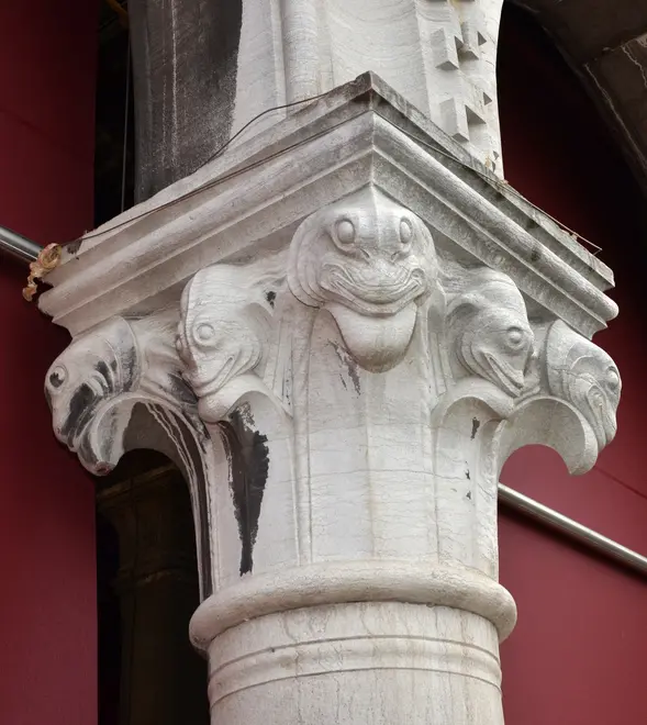 Interpress/Mazzega Venezia, 03.12.2016.- Capitelli mercato del pesce di Venezia raffiguranti barche nasse e pesci