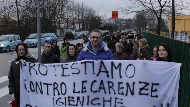 Protesta dei genitori e bambini della scuola elementare Valeri di Favaro Veneto contro i tagli sul personale delle pulizie