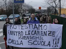 Protesta dei genitori e bambini della scuola elementare Valeri di Favaro Veneto contro i tagli sul personale delle pulizie