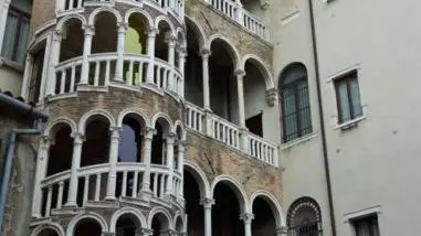 Scala Contarini del Bovolo, dove c’è la sede dell’Ipav nato alcuni anni fa dalla fusione tra Ire e Antica Scuola dei Battuti.