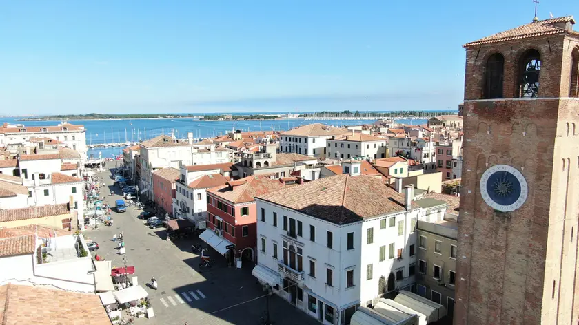 Una vista dall'alto di Chioggia con la torre di Sant'Andrea e l'orologio più antico del mondo