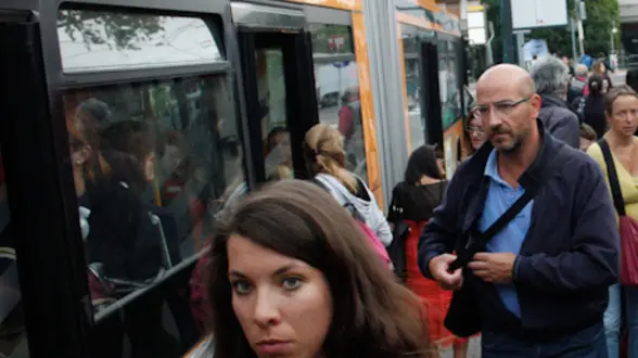 agenzia candussi. giornalista; artico. descrizione: primo giorno di attivazione del serivizio tram fino a Venezia Piazzale Roma. nella foto piazzale Cialdini Mestre