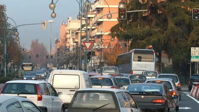 MESTRE 13/12/2004 incrocio via Ca' Rossa e via Fradeletto e V.le Vespucci traffico intenso direzione tangenziale ristringimento delle corsie ....(C) Bertolin Matteo richiesto da IANNUZZI MESTRE 13/12/2004 incrocio via Ca_ Rossa e via Fradeletto e V.le Vespucci traffico intenso direzione tangenziale ristringimento delle corsie