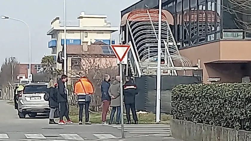 Il sopralluogo delle forze dell’ordine all’ex hotel Nuovo Express (FOTO CLAUDIO VIANELLO)