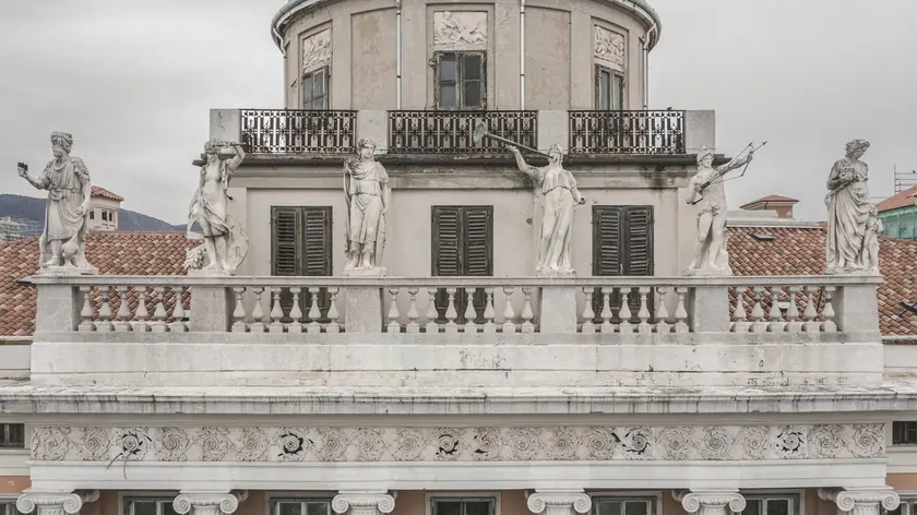 Palazzo Carciotti: opera di Antonio Bosa le statue di Mercatura, Giustizia, Onore, Fama, Ingegno e Generosità (da “Nettuno e Mercurio. Il volto di Trieste nell’800 tra miti e simboli”)