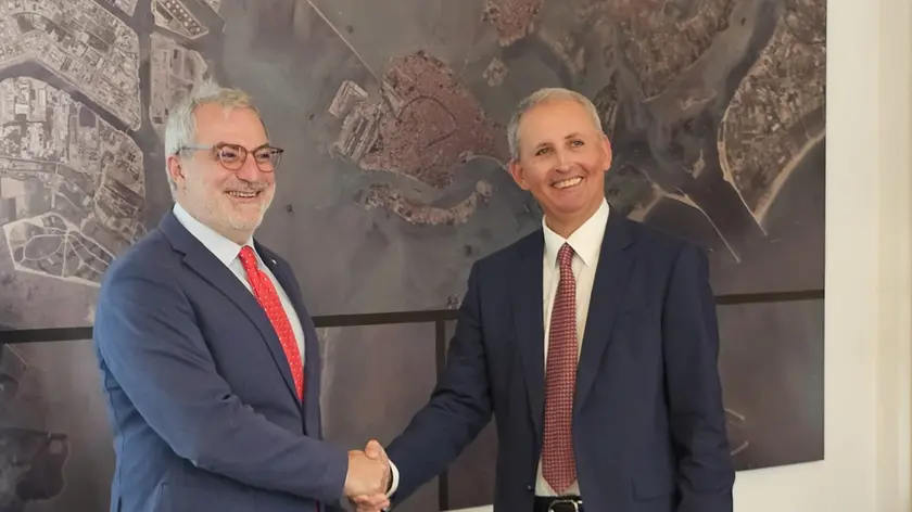 Stretta di mano tra il commissario alle crociere, Lino Di Blasio, e il presidente di Vtp, Fabrizio Spagna, dopo l'accordo sulla proroga della concessione