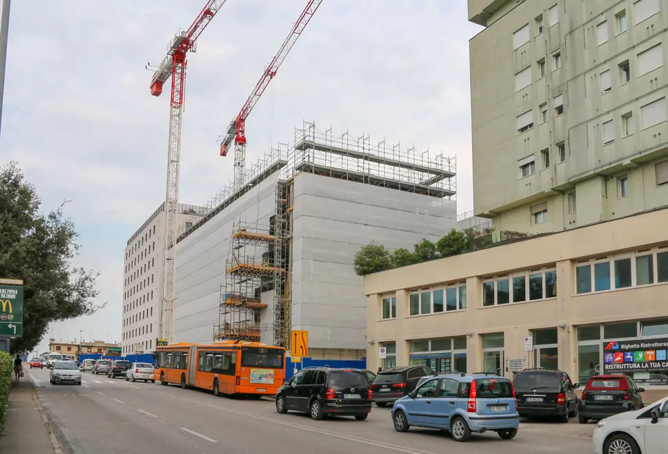 Foto Agenzia Candussi/ Furlan/ Mestre, Via Ca' Marcello/ Veduta dei cantieri per la costruzione dei nuovi alberghi