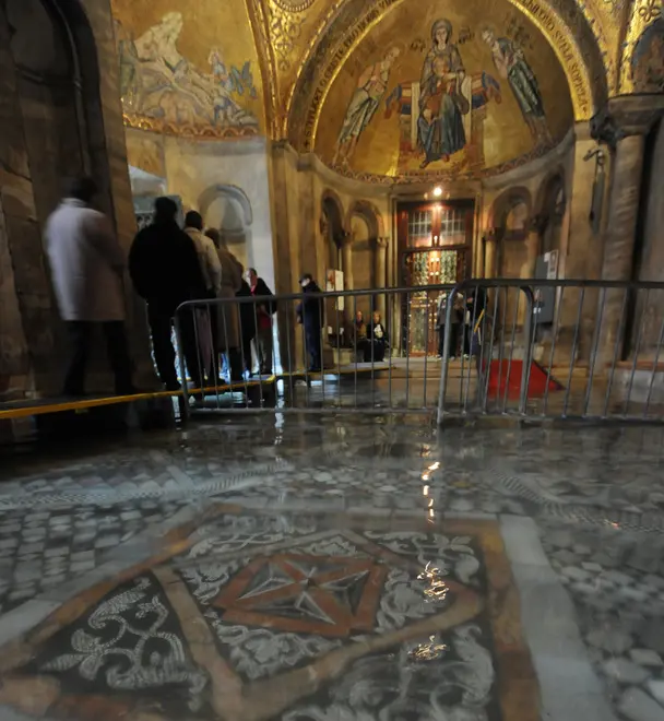 Il 'nartece' della basilica di San Marco allagato a causa del fenomeno dell'acqua alta. L'acqua salata sta provocando una devastante erosione delle tessere marmoree degli antichi mosaici del pavimento. ANSA/ANDREA MEROLA