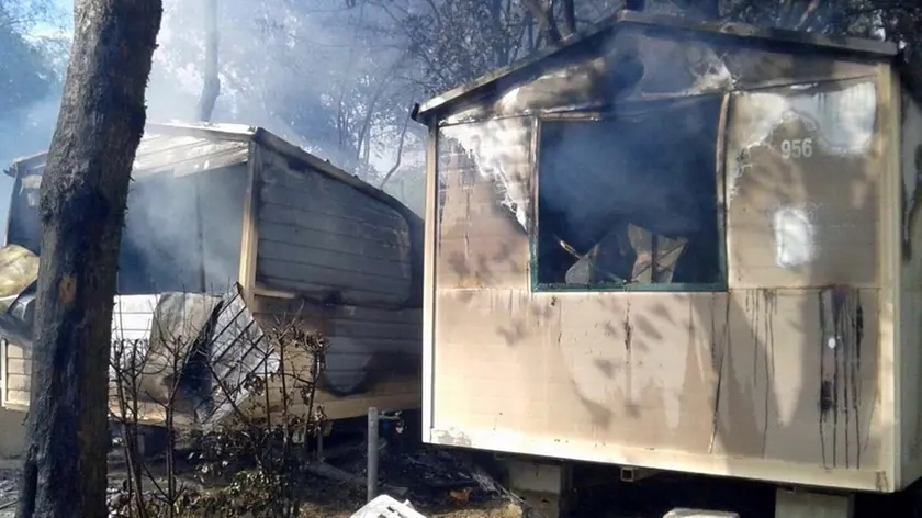 DINELLO - DINO TOMMASELLA - CAORLE - INCENDIO A PRA' DELLE TORRI I RESTI FUMANTI