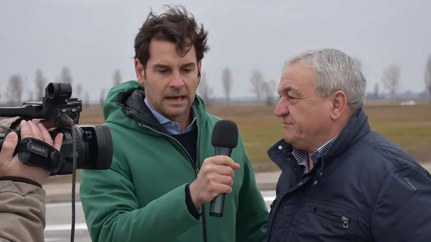 DE POLO - DINO TOMMASELLA - FOSSALTA DI PORTOGRUARO - INTERVISTA A GIORGIO PADRE DI RIZZETTON MARCO PER LA VITA IN DIRETTA -LA TROUPE DURANTE L'INTERVISTA - CON GIACCA VERDE IVAN BACCHI