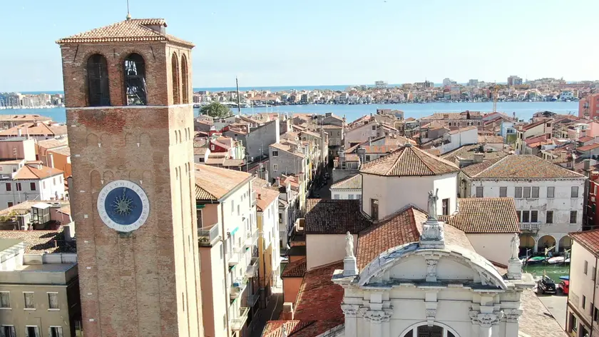 La millenaria torre campanaria di Sant’Andrea a Chioggia che contiene l’orologio da torre funzionante più antico del mondo