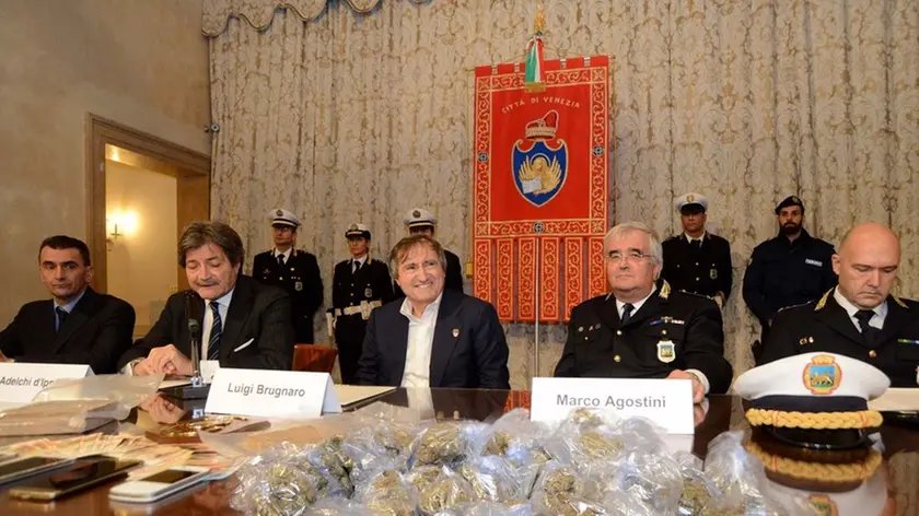 Interpress/M.Tagliapietra Venezia 10.01.2017.- Conferenza stampa Operazione Polizia Municipale. Sequestro di droga: 1 Kg erba, 1,5 Kg eroina, soldi e telefonini. Comune di Venezia. Da sx Giorgio D'Este, Adelchi D'Ippolito, Lugi Brugnaro, Marco Agostini, Gianni Franzoi.