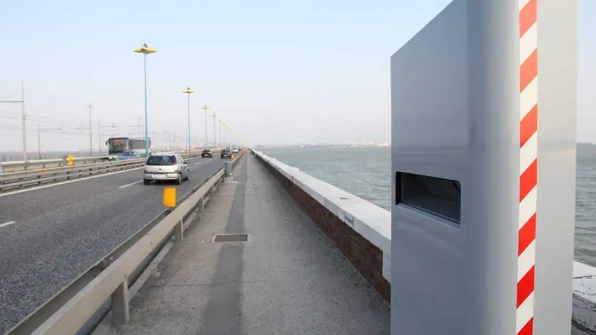 SCATTOLIN MESTRE VENEZIA: I NUOVI AUTOVELOX SUL PONTE DELLA LIBERTA'...13-04-09 LIGHT IMAGE