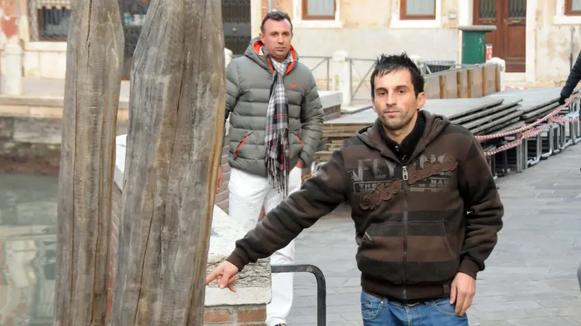 Interpress/Mazzega Furlan Venezia, 02.01.2015.- Pozhari Muhamed, il ragazzo Kossovaro che si è gettato in acqua in rio dei Tolentini per salvare Maurizio Boscolo.- Nella foto la riva.-