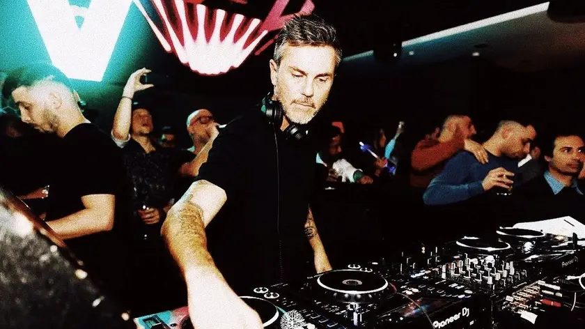 Il dj Tommy Vee dirige la movida del Lido di Venezia