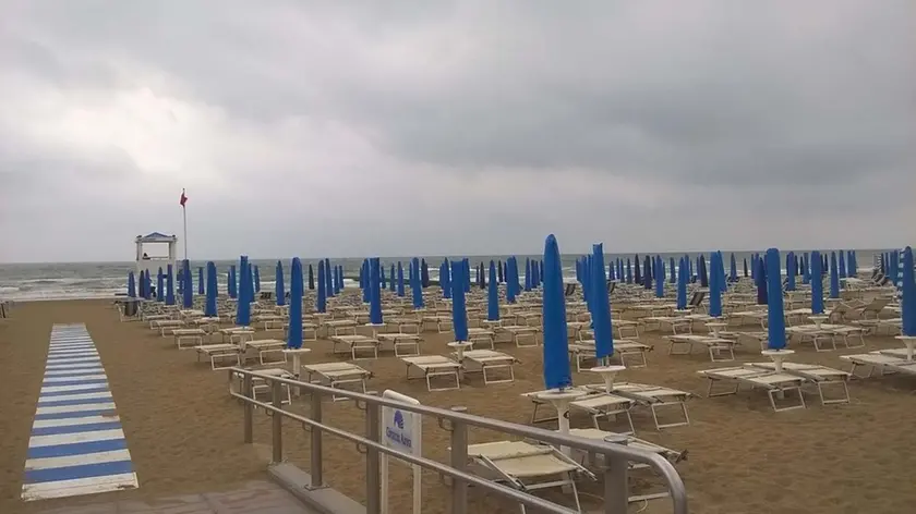 COLUCCI - DINO TOMMASELLA - JESOLO LIDO - SPIAGGIA VUOTA; GAZEBI CHIUSI; TRAFFICO IN VIA ROMA