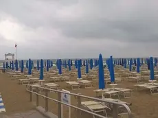 COLUCCI - DINO TOMMASELLA - JESOLO LIDO - SPIAGGIA VUOTA; GAZEBI CHIUSI; TRAFFICO IN VIA ROMA