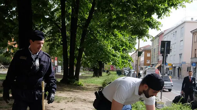 Foto Agenzia Candussi/ Chiarin/ Mestre, parchetto di via Piave / Controlli della Polizia anti droga