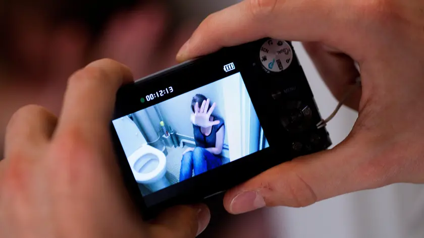 Lo smartphone usato per diffondere video di abusi