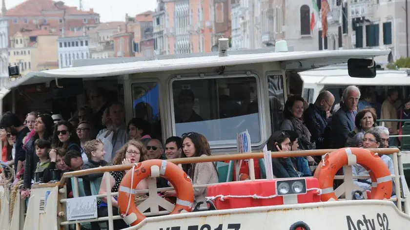 Interpress/Mazzega Carrai Venezia, 18.04.2014.- Turismo Pasquale, imbarcaderi e vaporetti ACTV presi d'assalto da turisti e veneziani.-