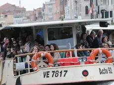 Interpress/Mazzega Carrai Venezia, 18.04.2014.- Turismo Pasquale, imbarcaderi e vaporetti ACTV presi d'assalto da turisti e veneziani.-